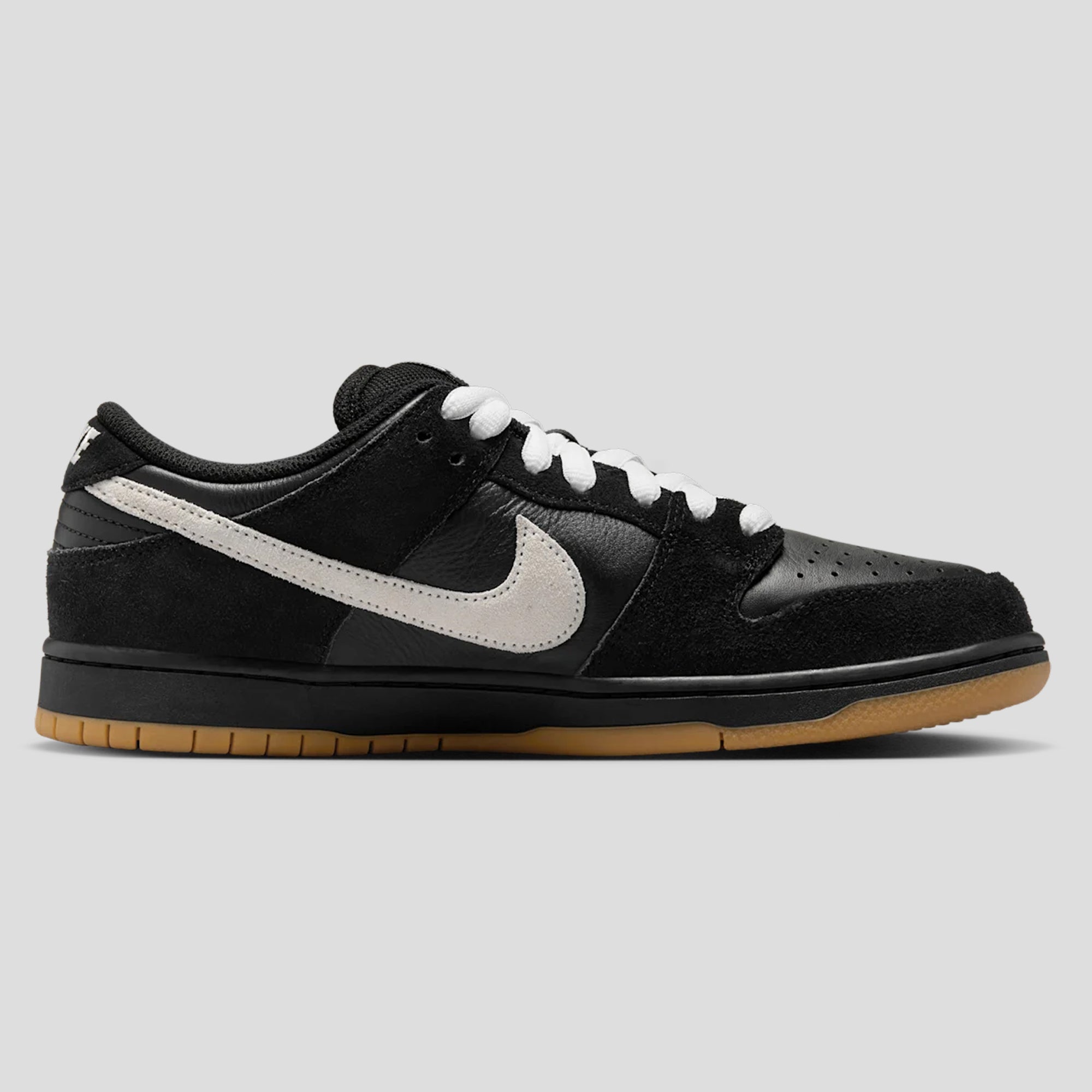 0000s_0011_nike-sb-dunk-low-pro-black-and-white-hf3704-003-release-date_png.jpg