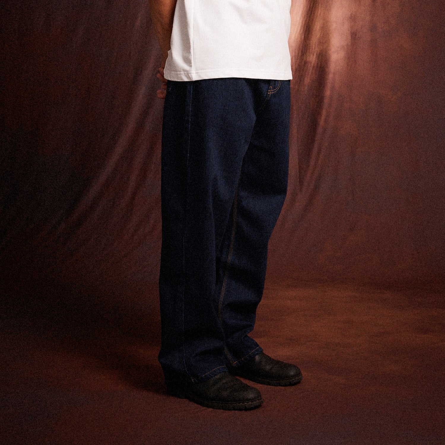 AUS_MFG_2_ON_BODY_PANTS_0002_RINSE_WASHED_RAW_JEAN_1_4_alien_skin.jpg