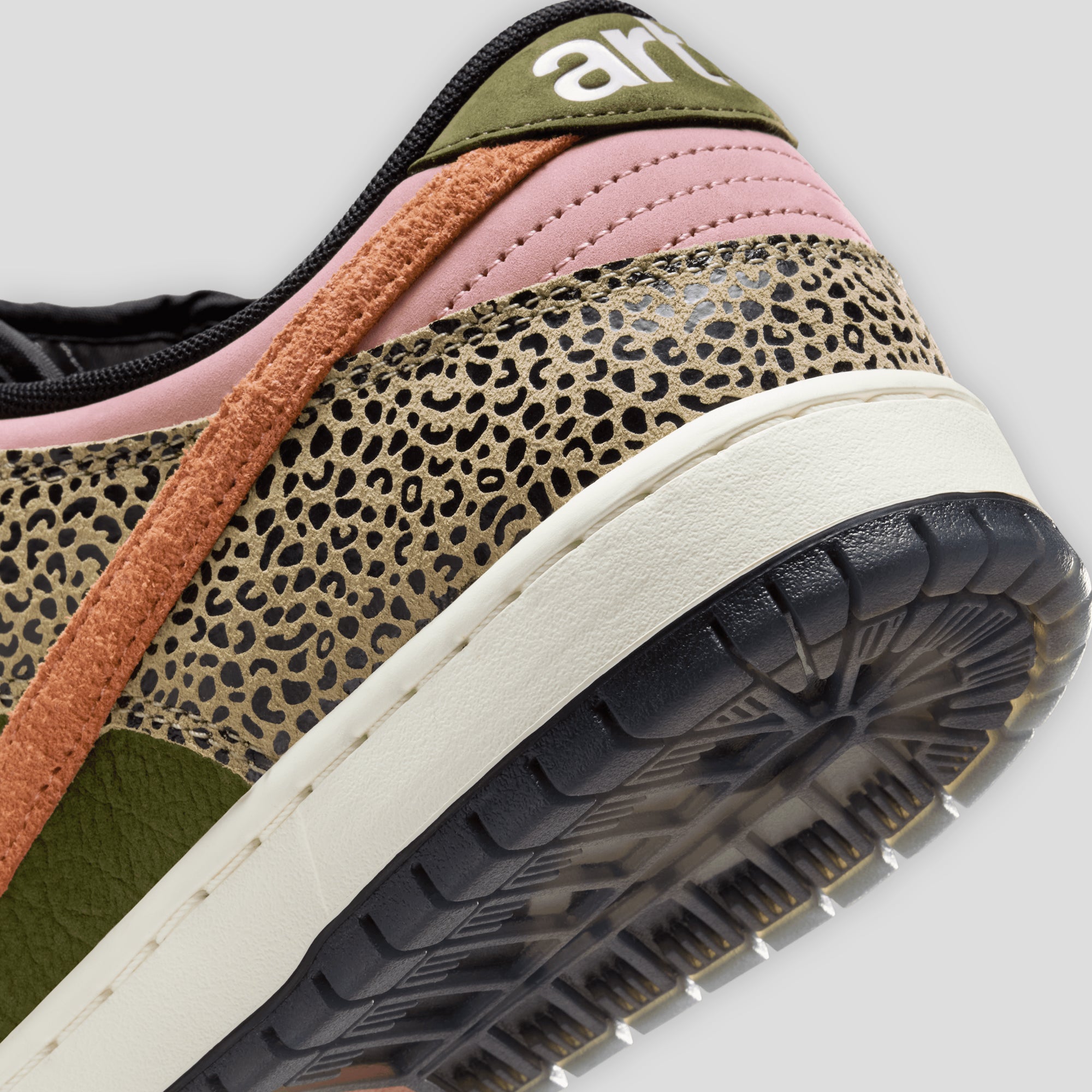 Nike SB Dunk Low Pro x Arts-Rec Skateshop - Rust Pink / Rough Green