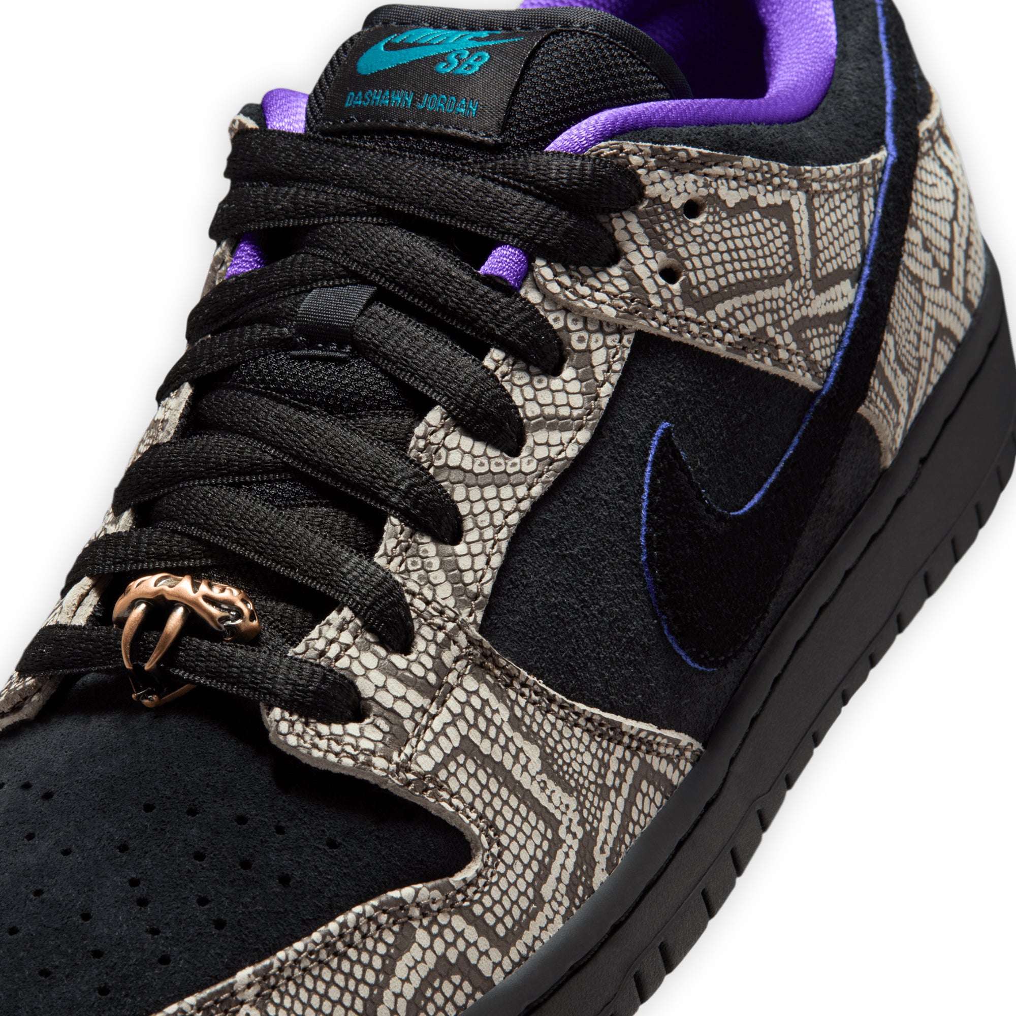 Nike SB dunk low air Jordan スニーカー Official Images of Dashawn Jordan's Nike SB Dunk Low Have Slithered In